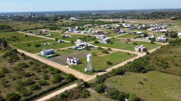Vista panorámica de terrenos y viviendas en un loteo